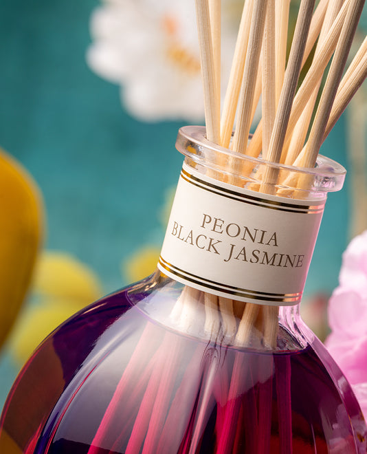 Descoperă combinația sublimă a ingredientelor parfumului ambiental Peonia Black Jasmine